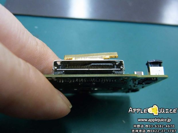 iPodClassic ドックコネクター 修理前 中の端子が割れています