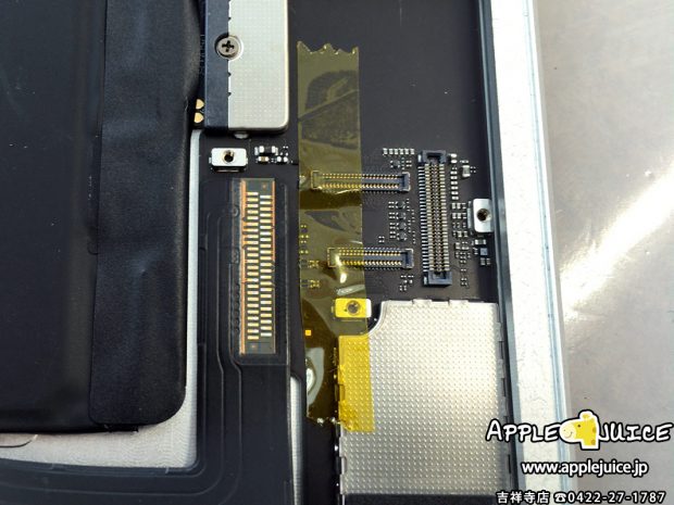 iPad Air 2のdockコネクタの修理中の写真