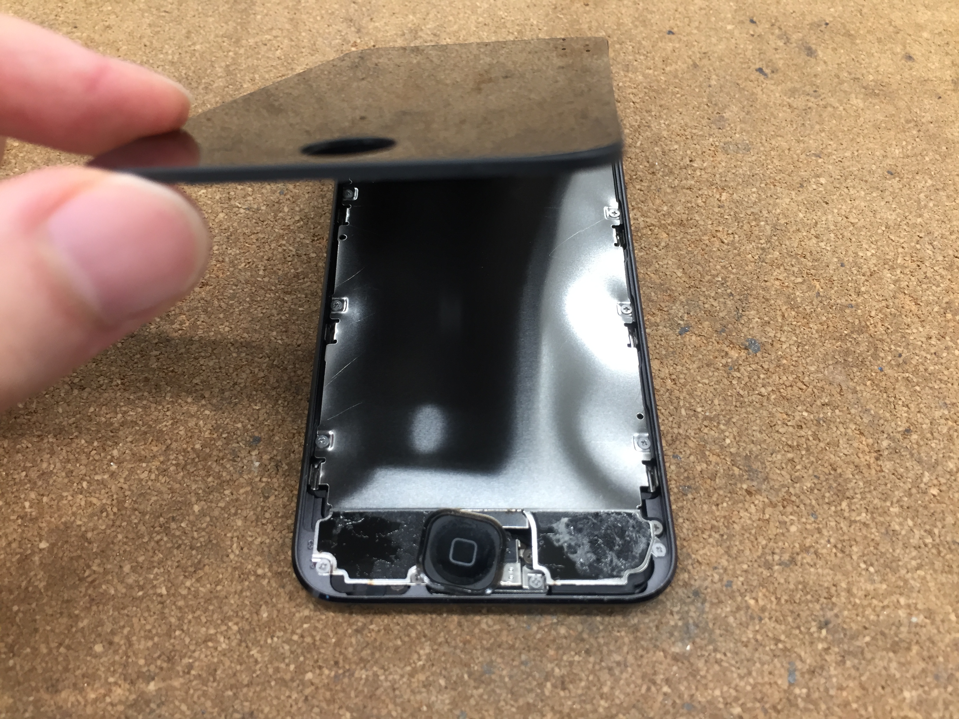 Ipodtouch6のバッテリー膨張とホームボタンが陥没して押せない アイポッドタッチの修理ならapplejuice Iphone Ipad Ipod Mac修理 データ復旧 基板修理 Applejuice吉祥寺店